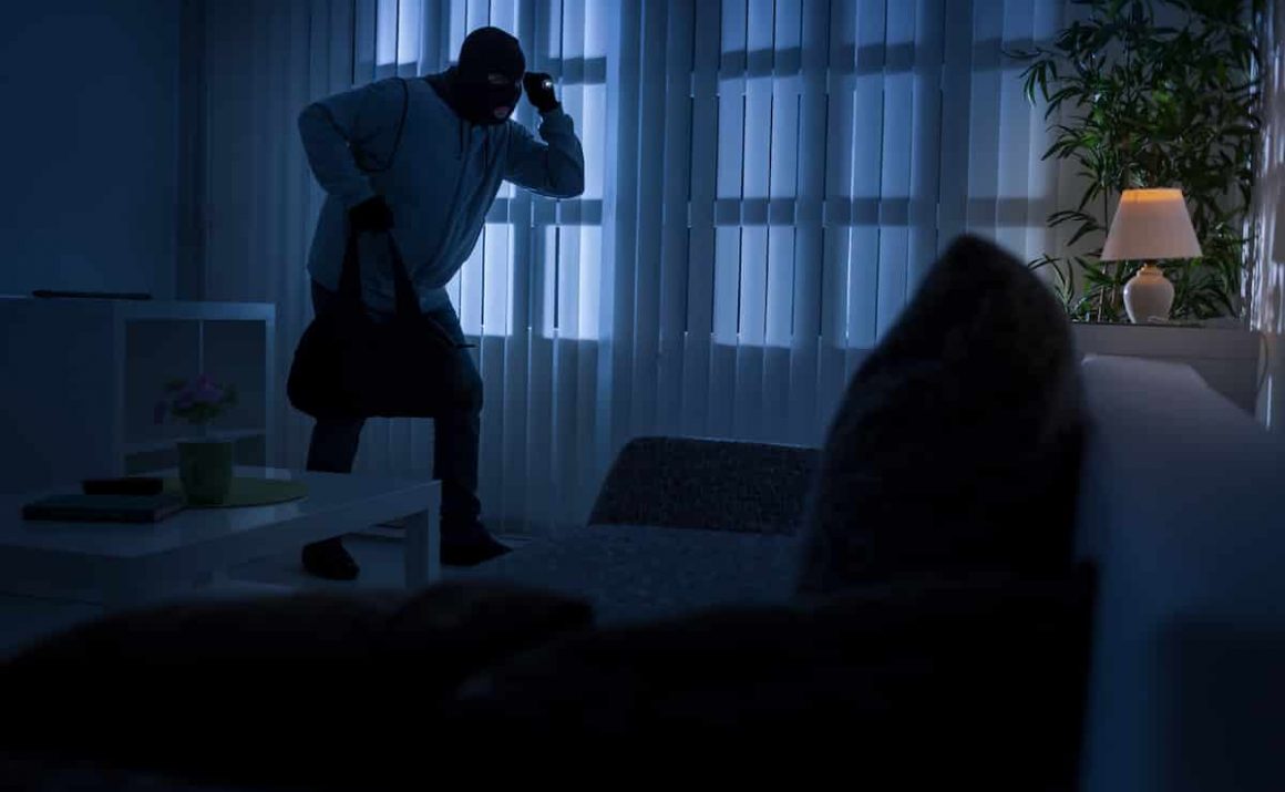 Tâlhar la 17 ani, încătușat după ce a pătruns în casa unei femei de 71 de ani