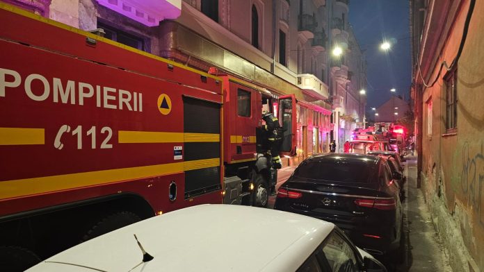 Un bărbat și-a dat foc în casa scării unui bloc