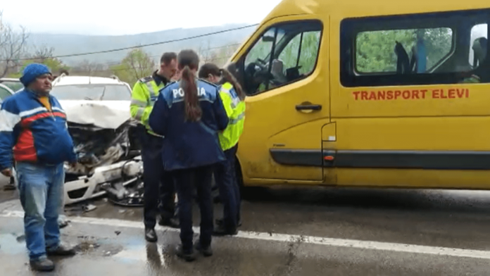 accident rutier microbuz elevi implicati