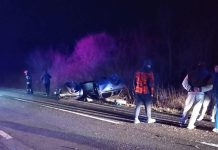 O femeie s-a răsturnat cu mașina după un accident. A ajuns la spital