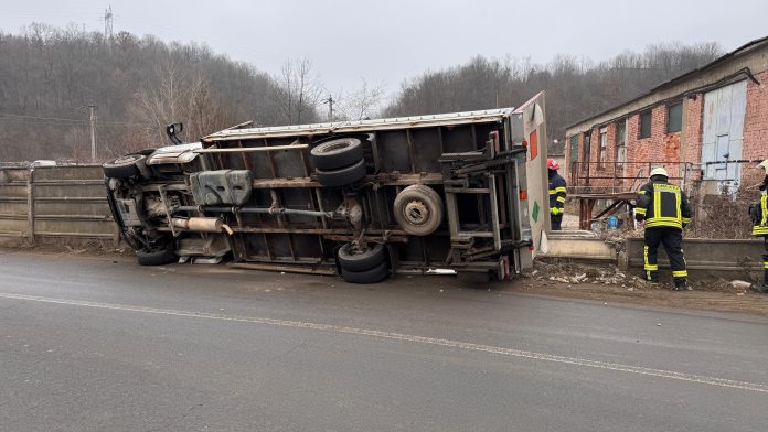 Bărbat rănit, după ce s-a răsturnat cu un camion încărcat cu tuburi de oxigen