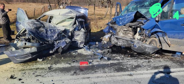 Coliziune violentă între o mașină și un microbuz. Un bărbat a murit