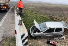 FOTO. Mașină abandonată în șanț pe drumul Sânnicolau Mare – Jimbolia (1)