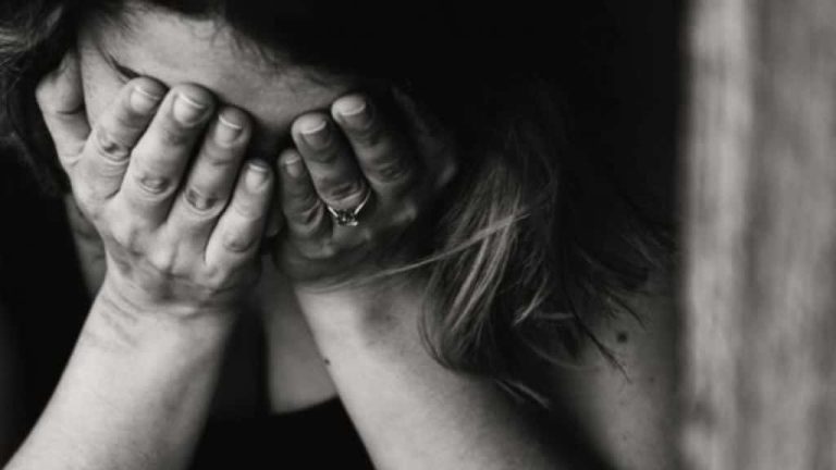 Femeie lovită și amenințată de fiica sa, într-un oraș din vestul țării. Polițiștii au deschis un dosar penal
