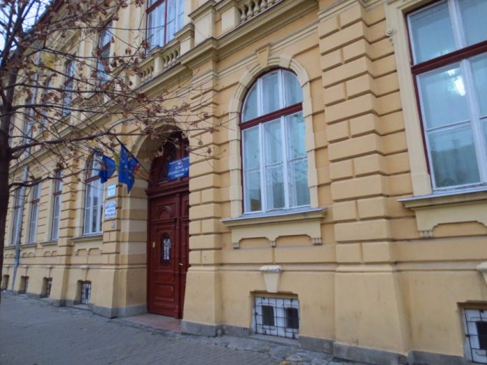 Incident la o școală din Timișoara. Un elev a turnat în capul unei colege o sticlă cu apă, apoi a ajuns la spital