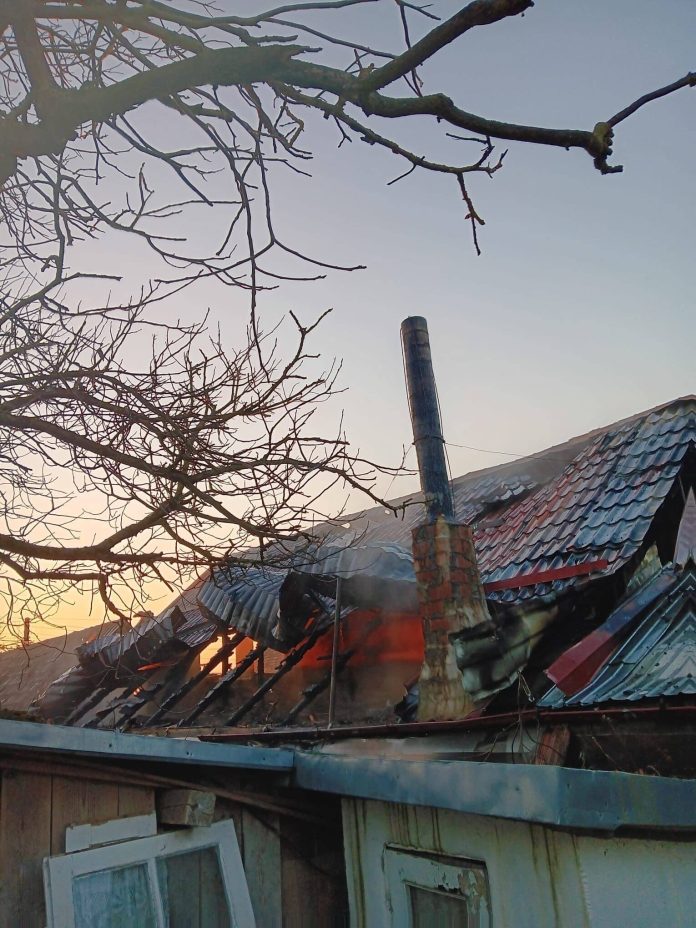 Intervenție de urgență pentru stingerea unui incendiu la o gospodărie din vestul țării