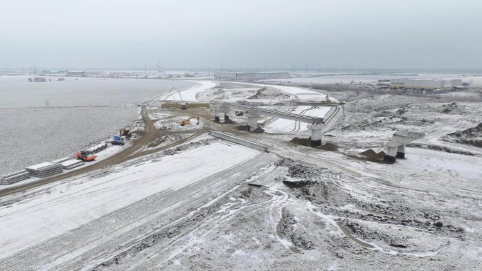 Muncitorii s-au întors pe șantierul drumului de legătură Timișoara – Arad cu autostrada A1. Trebuie să termine lucrările până în august 2025