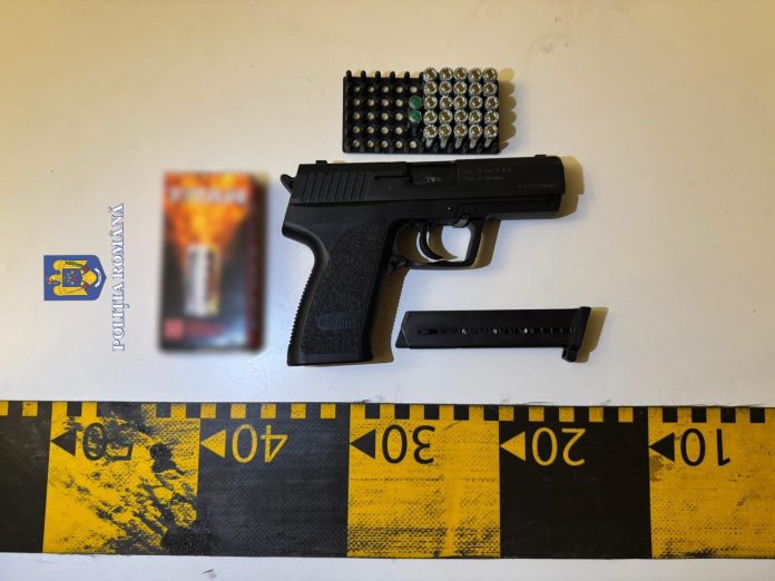 Percheziții în vestul țării. Polițiștii au reținut un tânăr de 21 de ani care a tras de mai multe ori cu un pistol