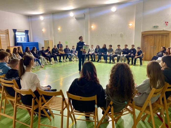 Polițiștii, elevii și profesorii din Timiș, împreună de Ziua Internațională pentru Nonviolență în Școli