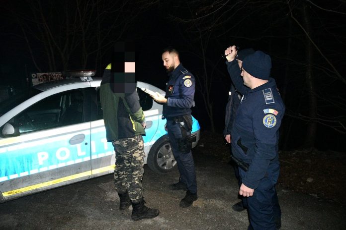 Trei pădurari, angajați ai unui ocol silvic, prinși la omorât animale, într-o arie protejată din Banat