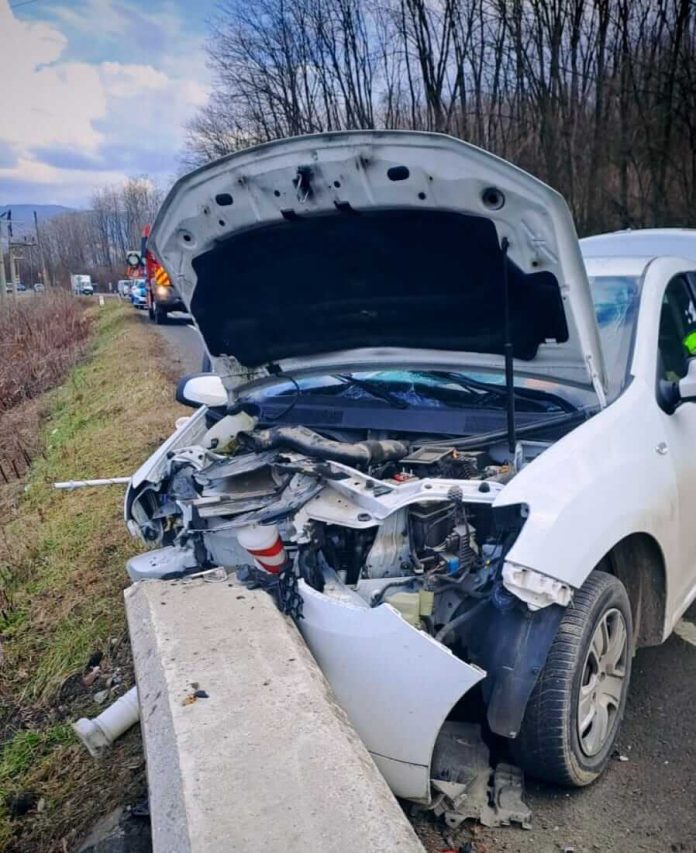 Un șofer a intrat cu mașina într-un cap de pod. Patru persoane, implicate în accident (1)