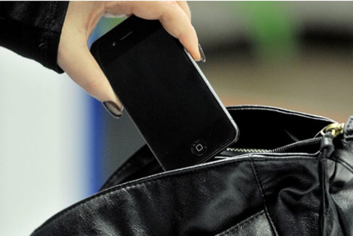 tineri furt telefon mobil femeie