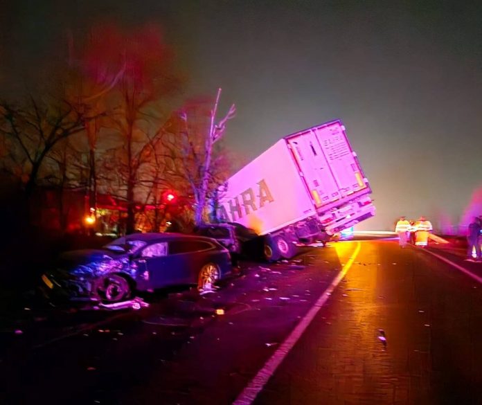 Haos pe DN6. Două tiruri și două mașini, implicate într-un accident