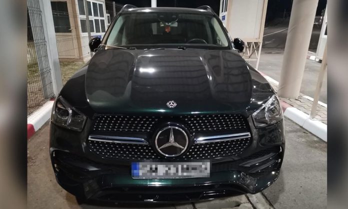 Mașină de lux, furată din Canada, confiscată la granița dintre România și Serbia (1)