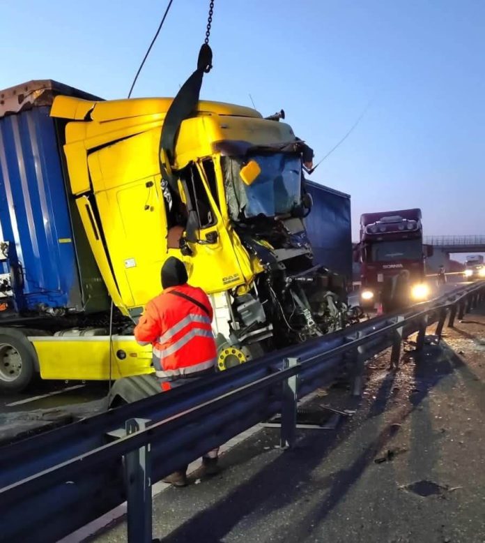 Un tir a intrat într-un utilaj de deszăpezire pe A1, în Timiș
