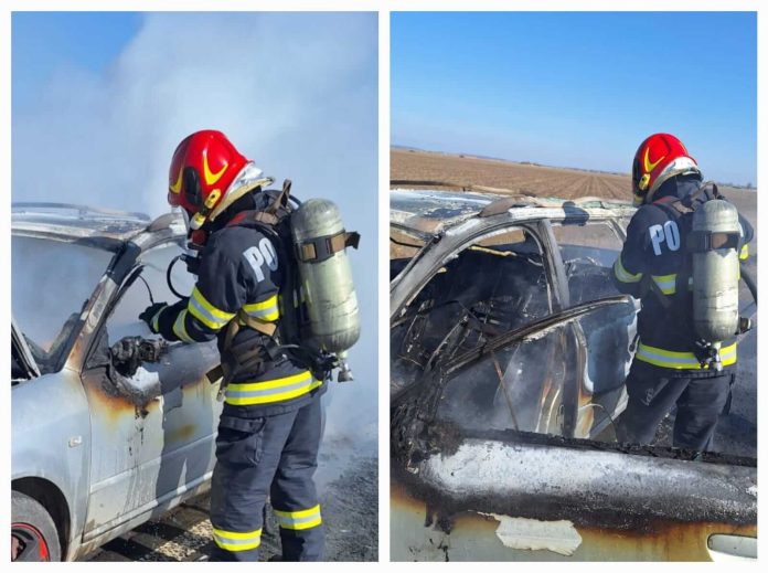 Mașină distrusă de flăcări, după ce s-a aprins din mers pe un drum din vest