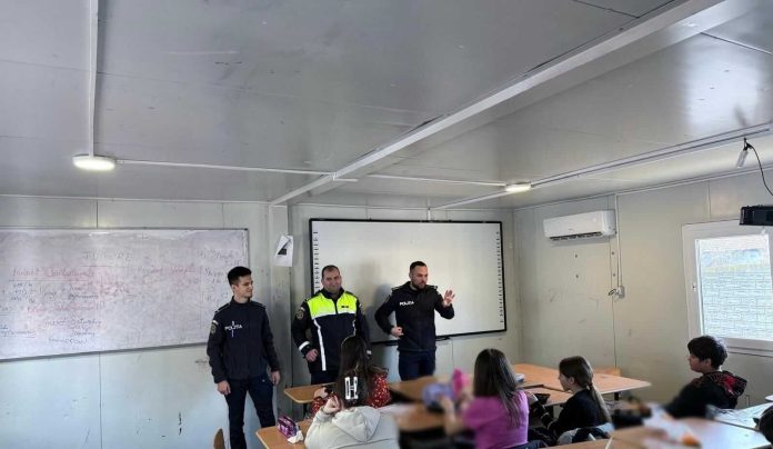 Polițiștii din Timiș, în fața a zeci de elevi, pentru un mediu fără violență