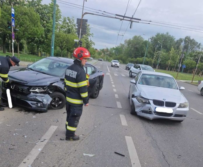 Dacie distrusă de un tânăr cu BMW. O persoană a ajuns la spital