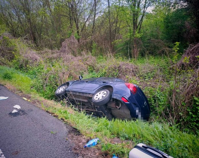 Doi copii și o femeie, răniți după ce un șofer s-a răsturnat cu mașina. Unul dintre minori, transportați cu elicopterul la Timișoara