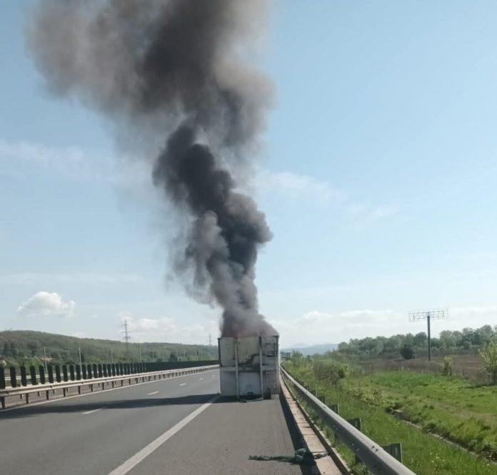 FOTO. Tir în flăcări pe autostrada A1 (2) (1)
