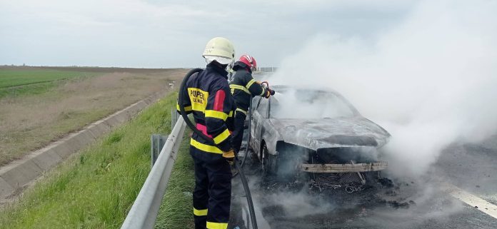Mașină distrusă de flăcări pe autostrada A1 (2) (1)
