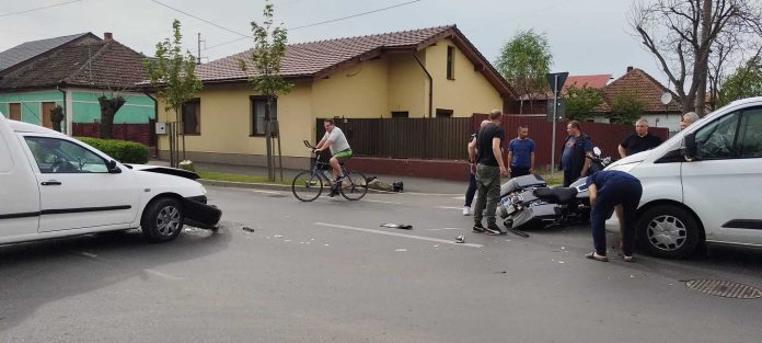 Motociclist în spital, după ce a fost lovit de o mașină
