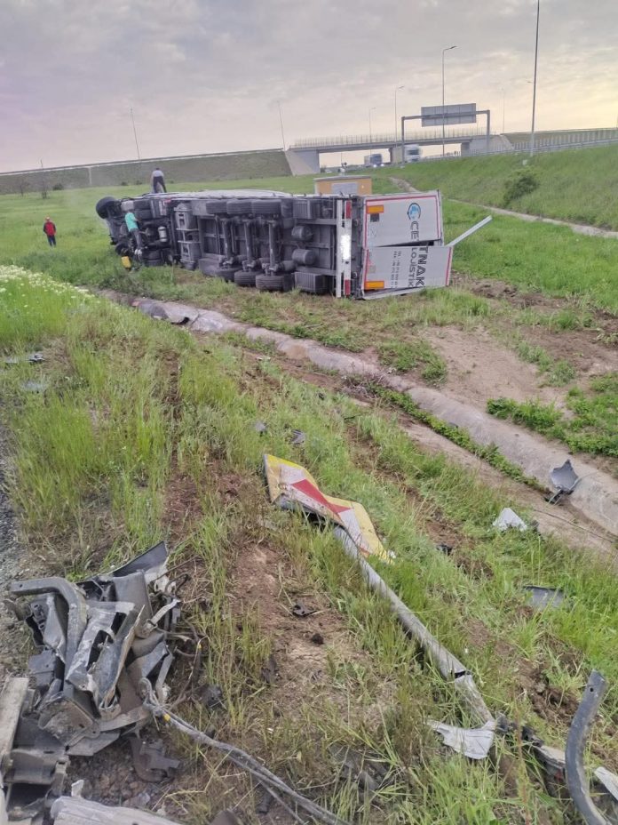 Un șofer s-a răsturnat cu tirul pe A1, Arad - Timișoara