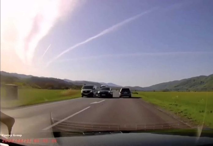 VIDEO. Teribilist cu Porsche Cayenne, depășire nebunească pe „drumul morții”. Accidentul, evitat în ultima clipă