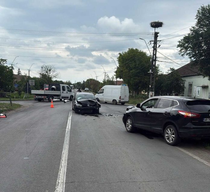 Accident în lanț într-o localitate din Timiș. Două persoane rănite, trei mașini distruse