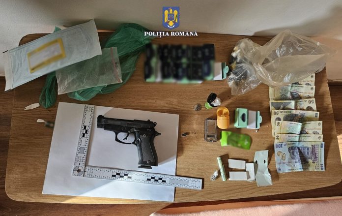 Arme și droguri la Deta. Percheziții ale polițiștilor