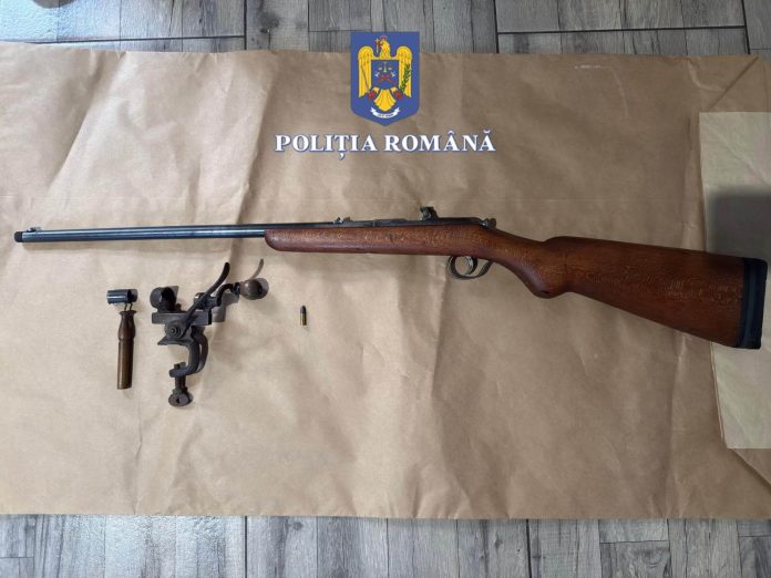 Arme și muniții descoperite în urma unor percheziții în două localități din Timiș