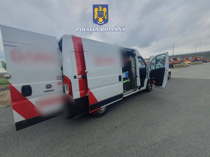 Autoutilitară încărcată cu bunuri de zeci de mii de euro furată din Italia, găsită pe A1. La volan era un tânăr de 24 de ani din Timiș