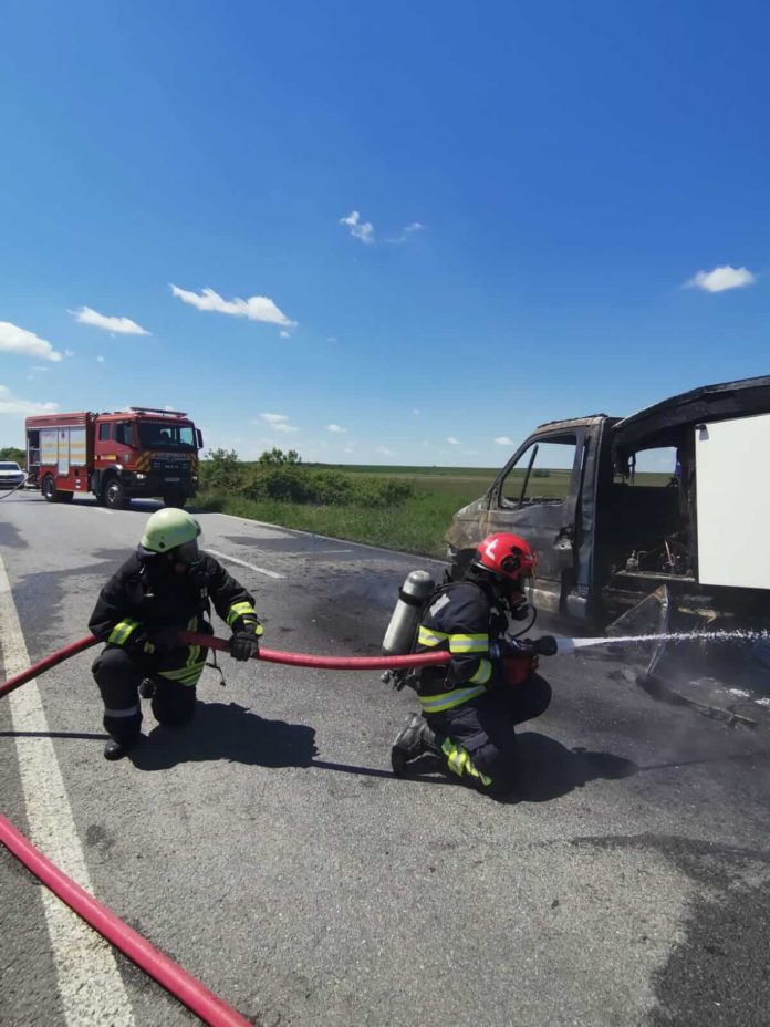 Autovehicul mistuit de flăcări pe un drum din Timiș