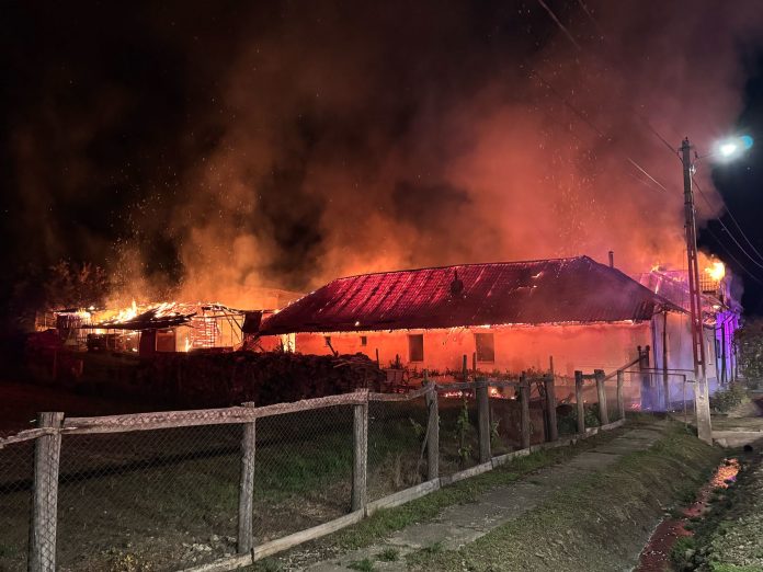 Casă arsă în totalitate, noapte trecută. O familie a rămas pe drumuri