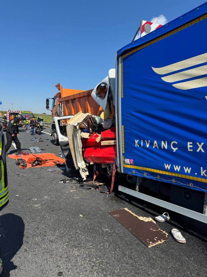 Coliziune violentă pe autostrada A1. Un șofer a rămas încarcerat