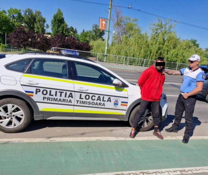 Femeie lăsată fără bani și carduri de un hoț din Saravale, încătușat la Timișoara
