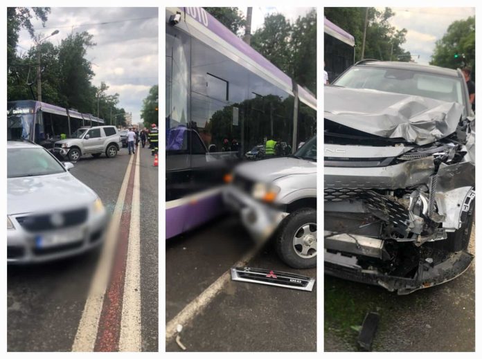 Haos în traficul din Timișoara. Un tramvai și cinci mașini, implicate într-un accident