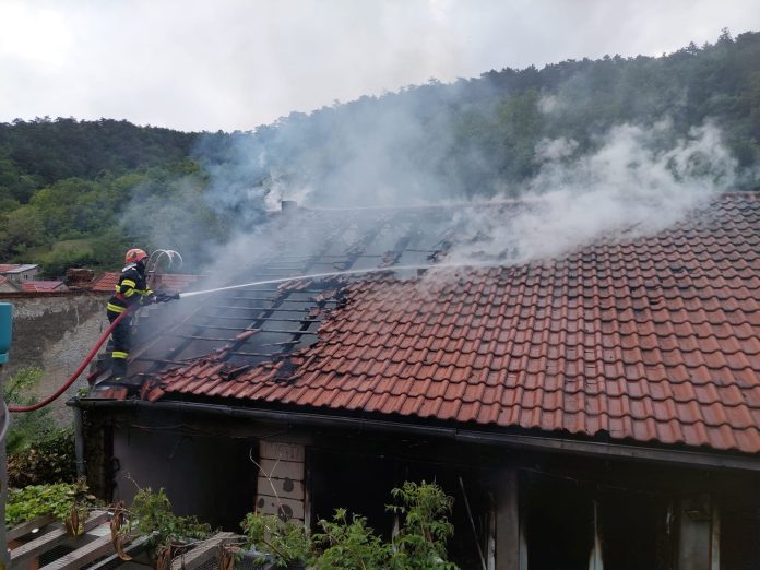 O familie dintr-o localitate din Banat a rămas fără acoperiș deasupra capului