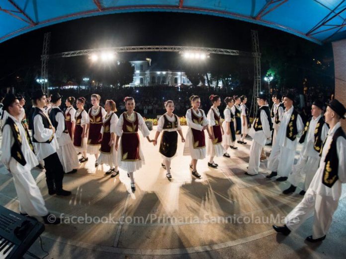Tradițiile se mențin vii la Sânnicolau Mare. Festival cu ansambluri din România, Ungaria și Serbia