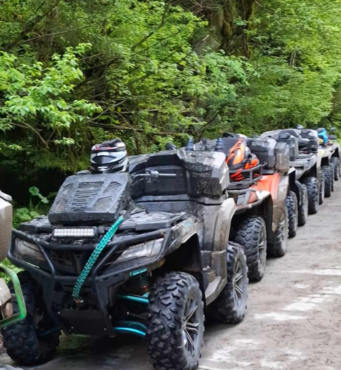 Turiști cehi cu ATV-urile pe Muntele Mic, amendați de jandarmi