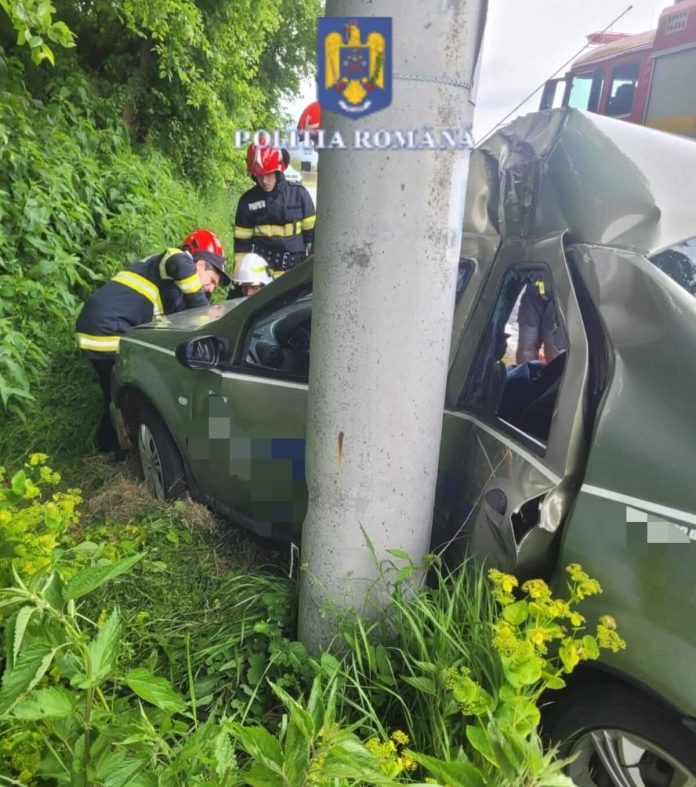 Un șofer a murit după ce a intrat cu mașina în stâlp