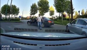 VIDEO. Incident în trafic. Bărbat înarmat cu parul pentru a-l pune la respect pe un șofer (1)