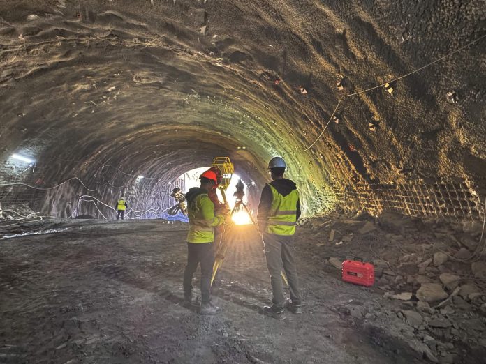 „Tunelurile pentru urși” de pe A1, atacate din ambele părți, în trei schimburi, de 700 de muncitori