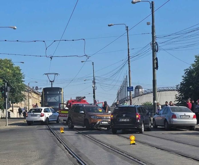 Accident la Timișoara. Două mașini avariate, o persoană rănită