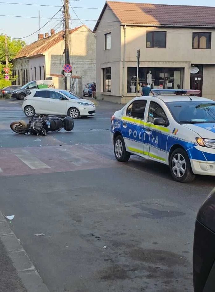 Accident produs de un polițist care nu a acordat prioritate unui motociclist