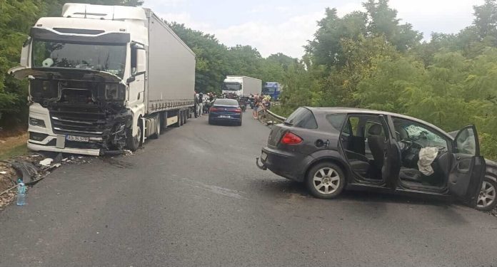 Coliziune frontală între un tir și o mașină pe cel mai circulat drum din Timiș