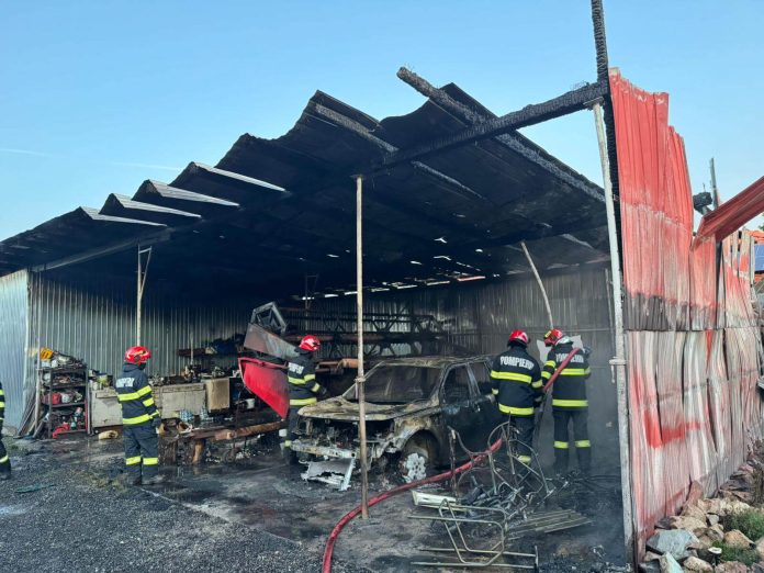 Dezastru produs de flăcări într-un garaj
