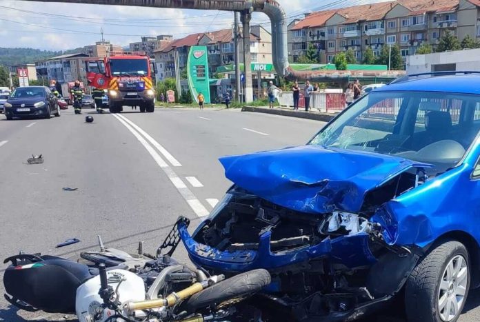 Două persoane aflate pe motocicletă, rănite în urma coliziunii cu o mașină
