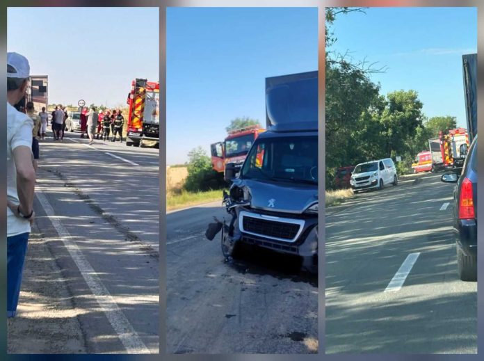 FOTO. Accident în lanț pe un drum național din vest. O persoană a rămas încarcerată