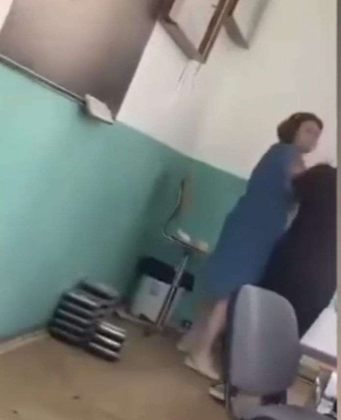 VIDEO. Scandal într-o școală din Timiș. O elevă a fost pleznită de o profesoară